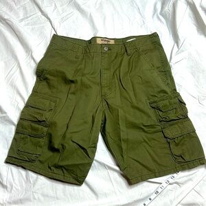 New wrangler green cargo shorts 34